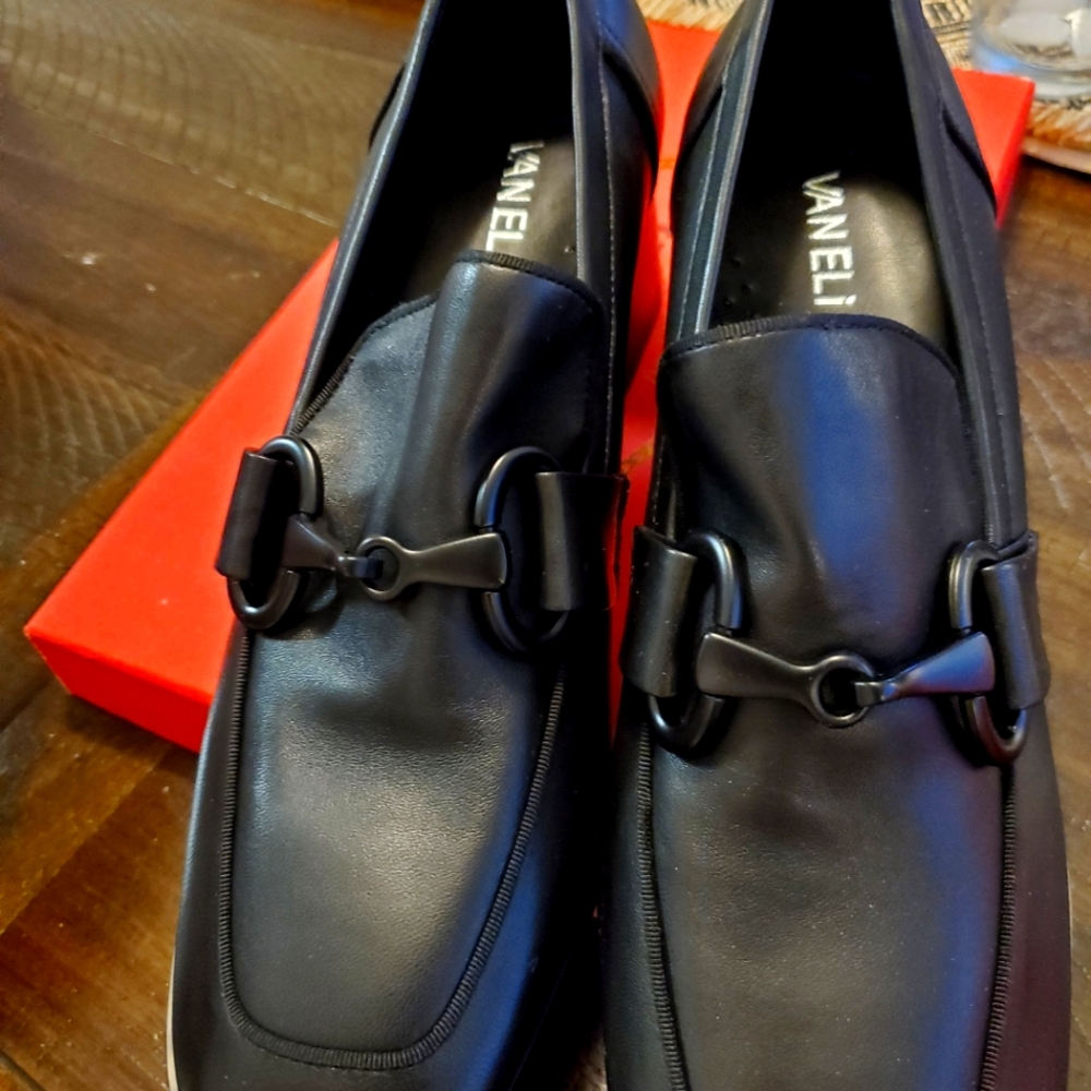 Black pumps